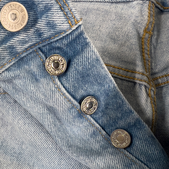 Levi's Premium 501 Light Wash Denim Retro Shorts Women's Size 30 Y2K 100% Cotton - Picture 4 of 11
